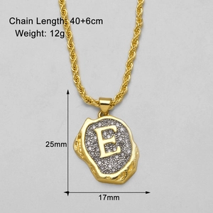 Details des Buchstaben-E-Anhängers 25x17mm und der 40 plus 6cm langen goldfarbenen Kette