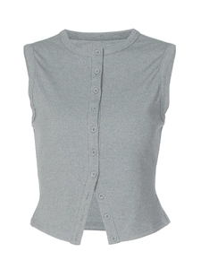Gilet en maille côtelée grise pour femme, coupe ajustée avec boutons sur fond blanc uni