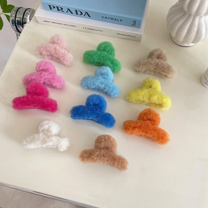 Detailansicht flauschiger Plüsch-Haarklammern in elf verschiedenen Farben für den Winter