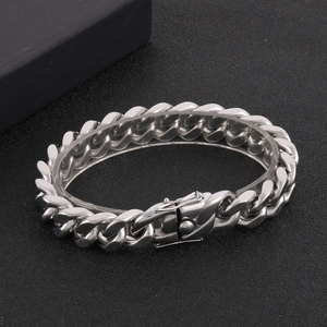 Détail d'un bracelet gourmette épais en acier inoxydable argenté avec fermoir dragon