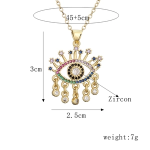 Détail du pendentif œil maléfique en zircon coloré avec chaîne dorée de 45+5 cm