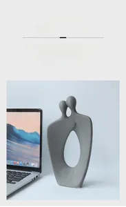Dettaglio della scultura in ceramica grigia opaca che mostra la grana fine e il design astratto