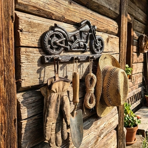 Perchero de pared de moto de hierro vintage con múltiples ganchos para almacenaje