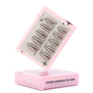 Unghie finte marroni con strisce metalliche argento a mandorla, set da 30 pezzi