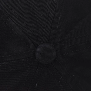 Détail du bouton supérieur et des coutures de la casquette de baseball en sergé noir
