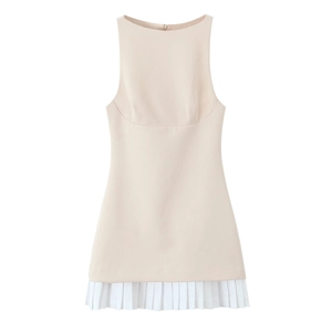 Vue détaillée de la robe courte sans manches rose avec un ourlet plissé blanc
