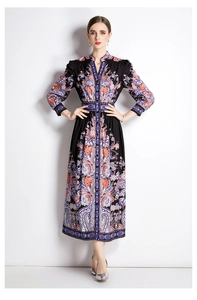 Détails de l'imprimé paisley vintage et boutons du col montant sur robe noire