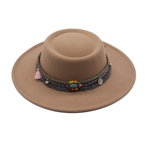 Chapeau de feutre plat camel style bohème avec perles colorées et détails en turquoise
