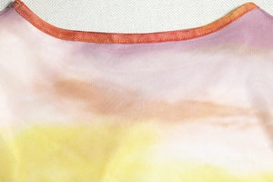 Detail des Rundhalsausschnitts mit lebhaftem Mesh-Gewebe im Sonnenuntergangs-Farbverlauf