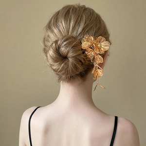 Épingle à cheveux fleurie en métal doré avec pampilles et style vintage élégant