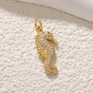 Détail du pendentif hippocampe plaqué or avec zircons pour la création de bijoux DIY