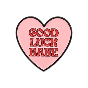 Broche cœur en émail rose avec lettrage rouge Good Luck Babe et bordure en métal noir