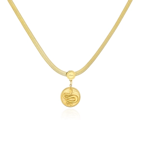 Dettaglio della collana con ciondolo a serpente placcata in oro 18K e incisione