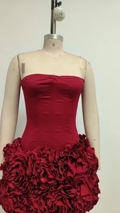 Détail du bustier rouge avec pétales de fleurs 3D et texture de jupe volumineuse