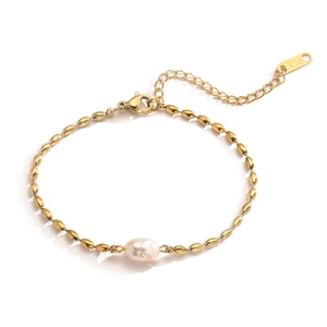 Detailed close-up of 18K gold plated pearl bracelet with lobster clasp and K18 tag