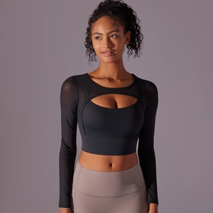 Détails du patchwork en maille transparente et manches longues sur un haut de yoga