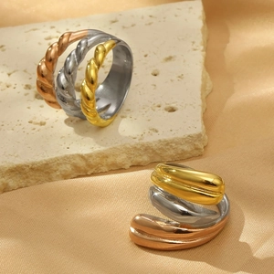 Anelli geometrici in acciaio al titanio placcati oro 18k su seta e pietra naturale