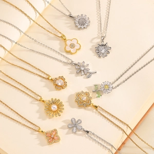 Détails de colliers floraux avec perles et zircons en finitions dorées et argentées
