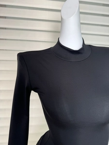 Details des schwarzen Rollkragenpullovers mit feiner Rippenstruktur und weichem Stoff
