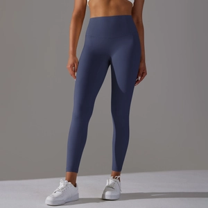 Vue détaillée du legging de yoga taille haute sans couture en bleu marine sculptant le corps