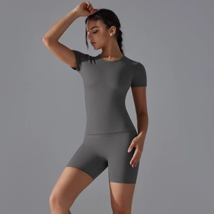 Détail d'un ensemble de yoga gris avec haut à manches courtes et short de cyclisme taille haute