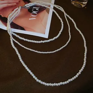 Elegante collana di perle bianche multistrato stile vintage con chiusura in metallo