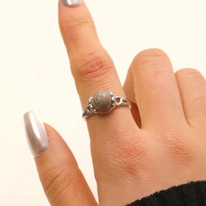 Nahaufnahme eines silbernen Boho-Rings mit kugelförmigem blauem und rotem Naturstein