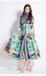 Détail de robe longue à imprimé fleuri avec motifs baroques et col montant élégant