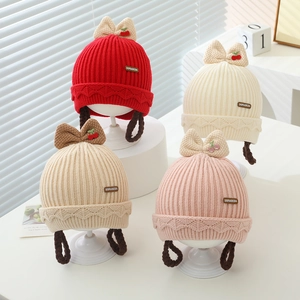 Bonnet en tricot pour bébé avec protège-oreilles, nœuds cerise et nattes tressées