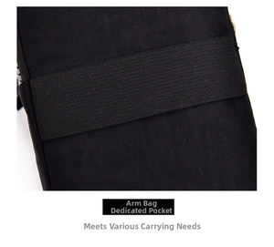 Détail de la sangle élastique et de la poche au dos de ce petit sac de téléphone noir