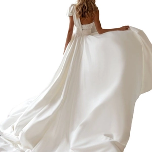 Detail des weißen Satin-Brautkleids mit elegantem rückenfreiem Design und langer Schleppe