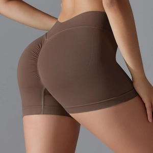 Détail macro du short de yoga marron café sans couture avec texture push-up fessier