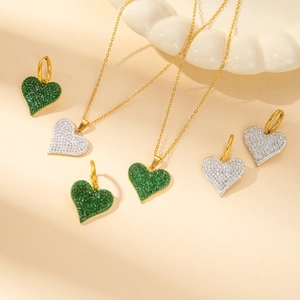 Goldschmuck-Set mit grünen und weißen Kristallherzen bestehend aus Ohrringen und Kette