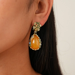 Vue détaillée des boucles d'oreilles en résine vintage avec gouttes d'ambre polies