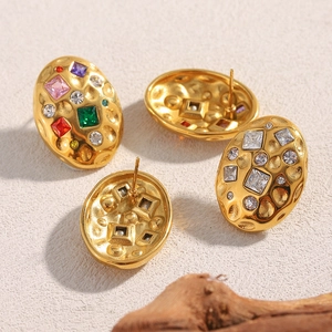 Luxuriöse 18K vergoldete ovale Ohrstecker mit bunten Kristallen und Vintage-Textur