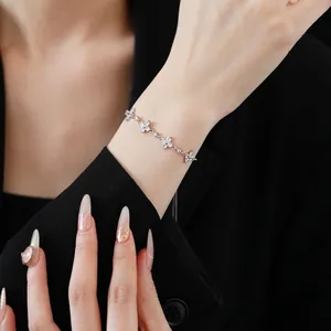 Elegantes silbernes Zirkon-Schneeflockenarmband mit verstellbarer Kette am Handgelenk