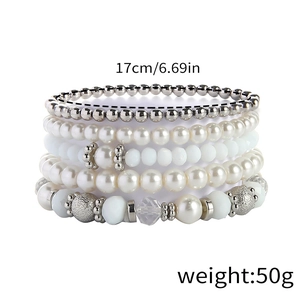 Vista dettagliata del set di 5 bracciali a strati con perle bianche e perline d'argento