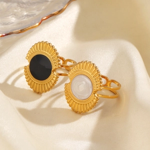 Bagues géométriques minimalistes avec finitions émaillées noires et blanches sur soie