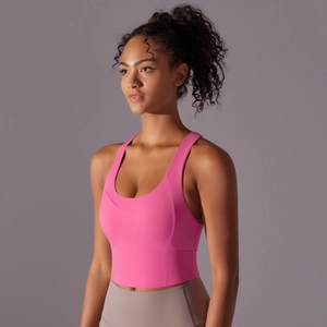 Détail d'un soutien-gorge de sport rose sans couture avec col en U et larges bretelles
