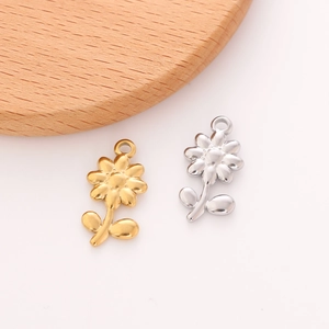 Detaillierte Nahaufnahme von Gänseblümchen-Anhängern in Gold und Silber für DIY-Schmuck
