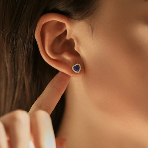 Élégantes boucles d'oreilles cœur en argent 925 avec opale bleue et petits zircons blancs