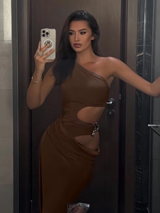 Robe maxi asymétrique marron foncé avec découpe latérale, anneau métallique et coupe slim