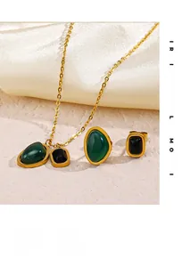 Détail d'une parure de bijoux plaqué or 18 carats avec pierres vertes et noires