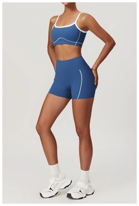 Détail du short de yoga bleu marine à taille haute avec coutures blanches contrastées