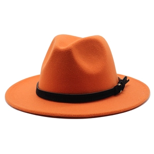 Dettaglio di un cappello fedora in lana arancione con fascia nera e fibbia dorata