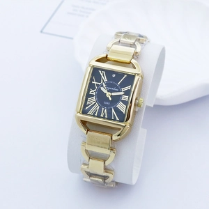 Montre à quartz carrée dorée pour femme avec cadran noir à chiffres romains élégant