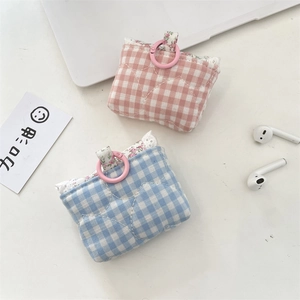 Detailed quilted heart texture on lace plaid earphone storage bags with pink hooks