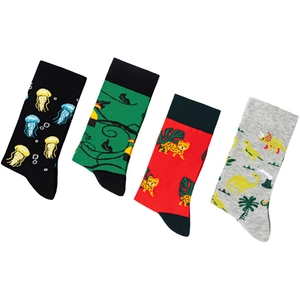 Gros plan de chaussettes fantaisie avec motifs de méduse, léopard et dinosaure