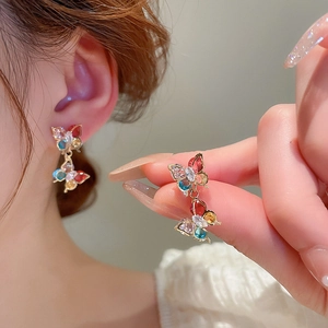Boucles d'oreilles papillon élégantes avec zircons colorés et aiguilles en argent