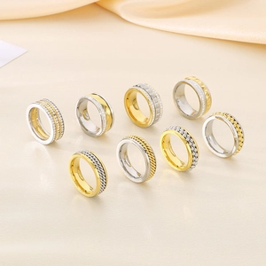 Huit bagues en acier inoxydable bicolore or et argent serties de zircon et chiffres romains